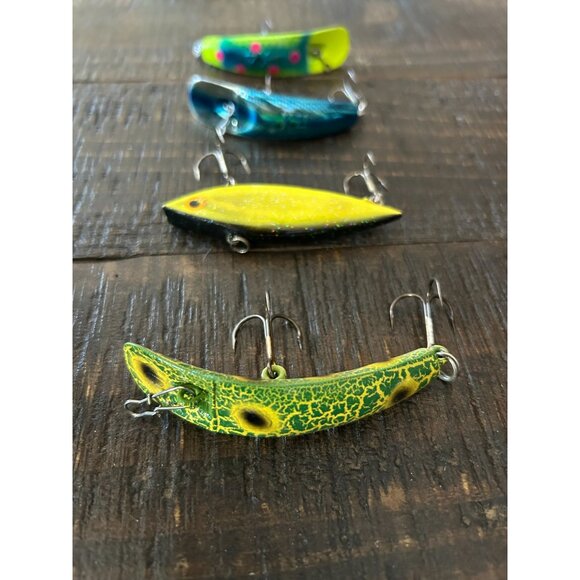Set Of 4 Vibrant Fishing Lures With Hooks For Freshwater & Saltwater Angling - Picture 3 of 5